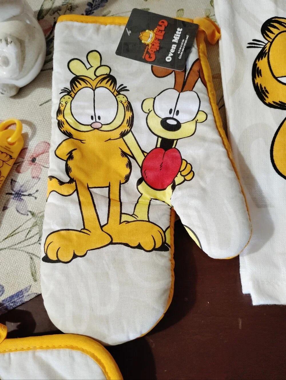 Garfield-themed kitchen items set
